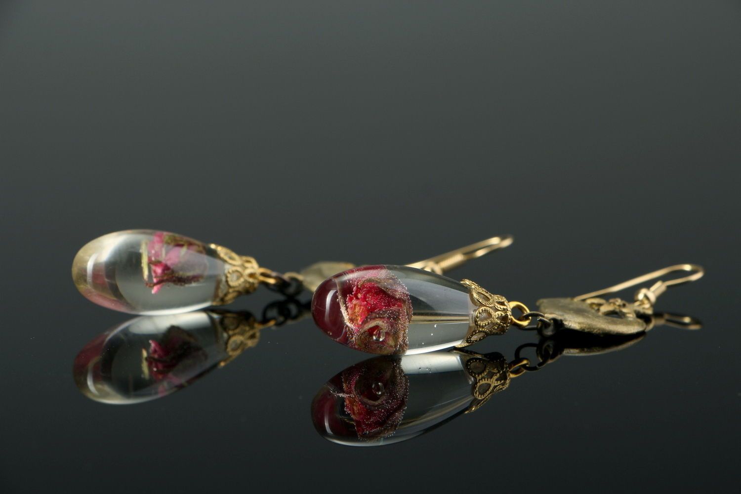 Handgemachte Ohrringe aus Epoxidharz mit echten Rosen foto 2