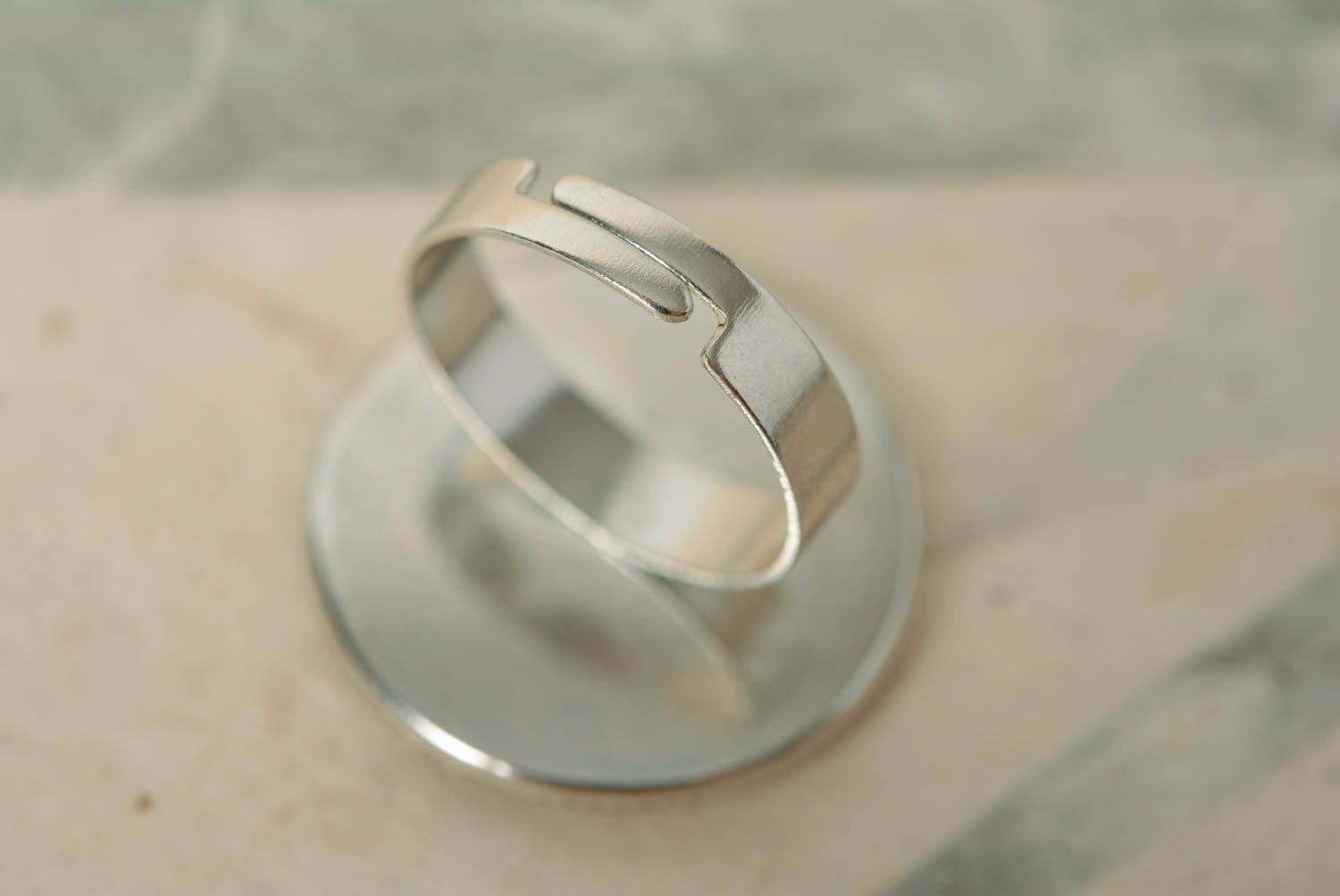 Großer runder Ring aus Epoxidharz mit Blatt schön künstlerische Handarbeit foto 3