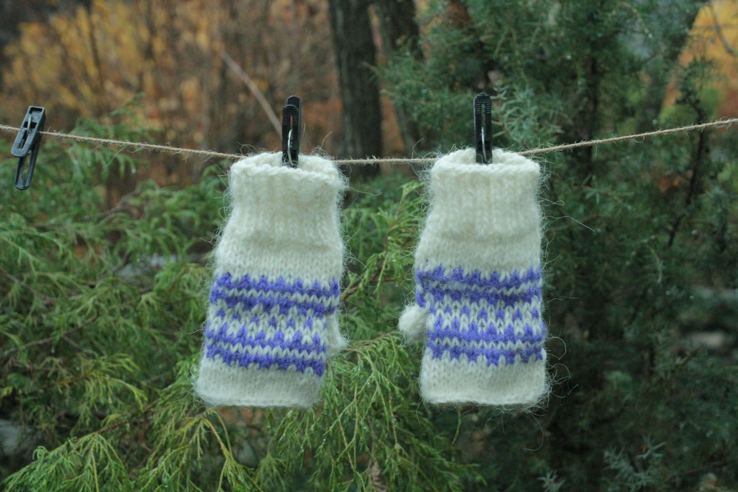 Woolen mittens with blue pattern photo 1