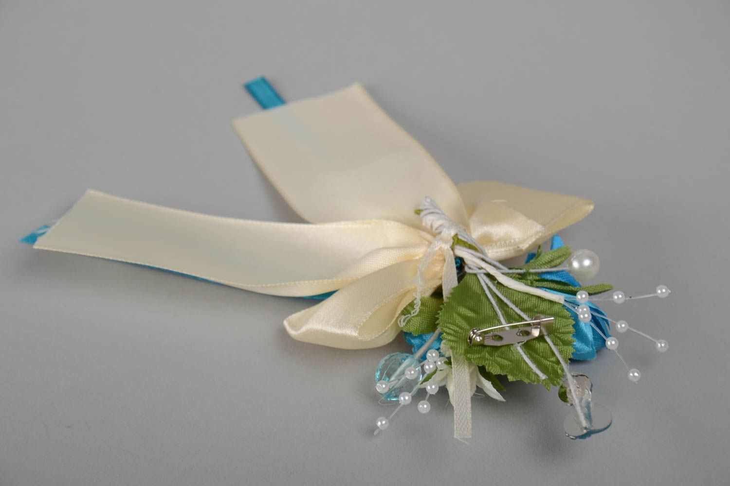 Hochzeit Boutonniere mit Blumen weiß blau aus Atlasbändern schön handmade foto 4