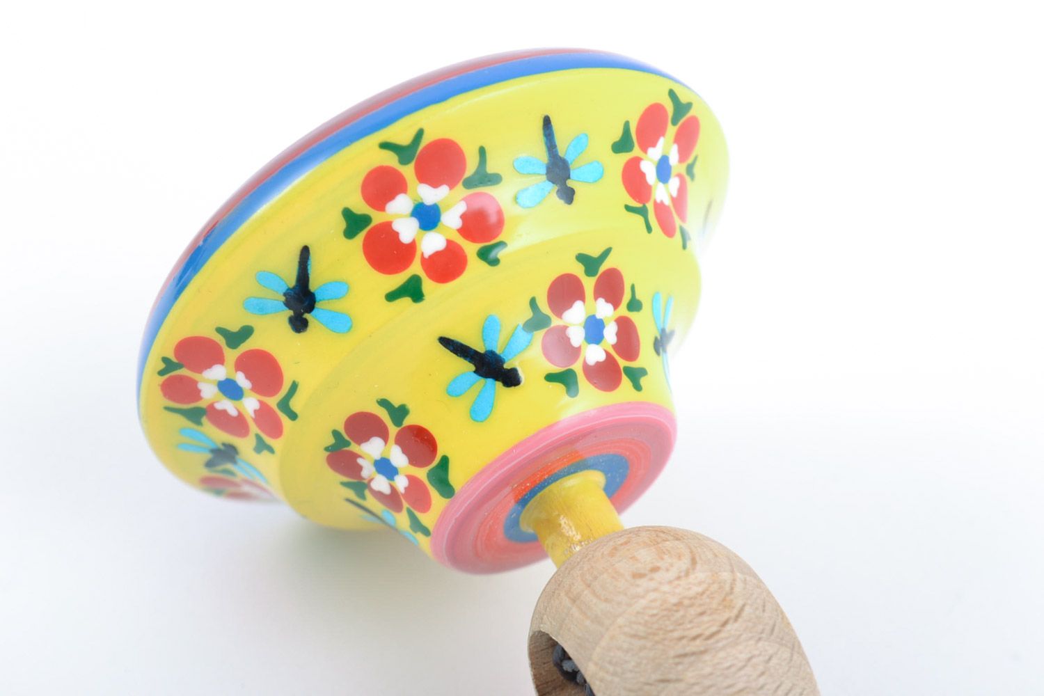 Petite toupie en bois peinte milticolore avec lanceur faite main pour enfant photo 5