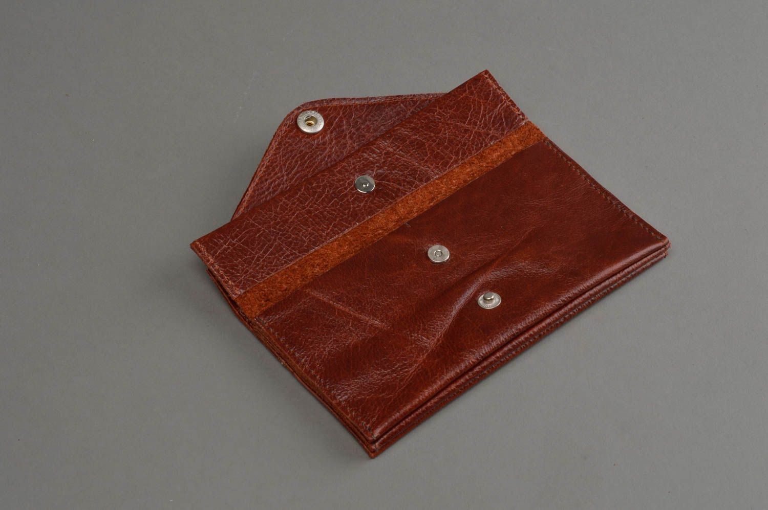 Originelle Geldbörse aus Leder mit Knopfverschluss für Damen handgemacht foto 3