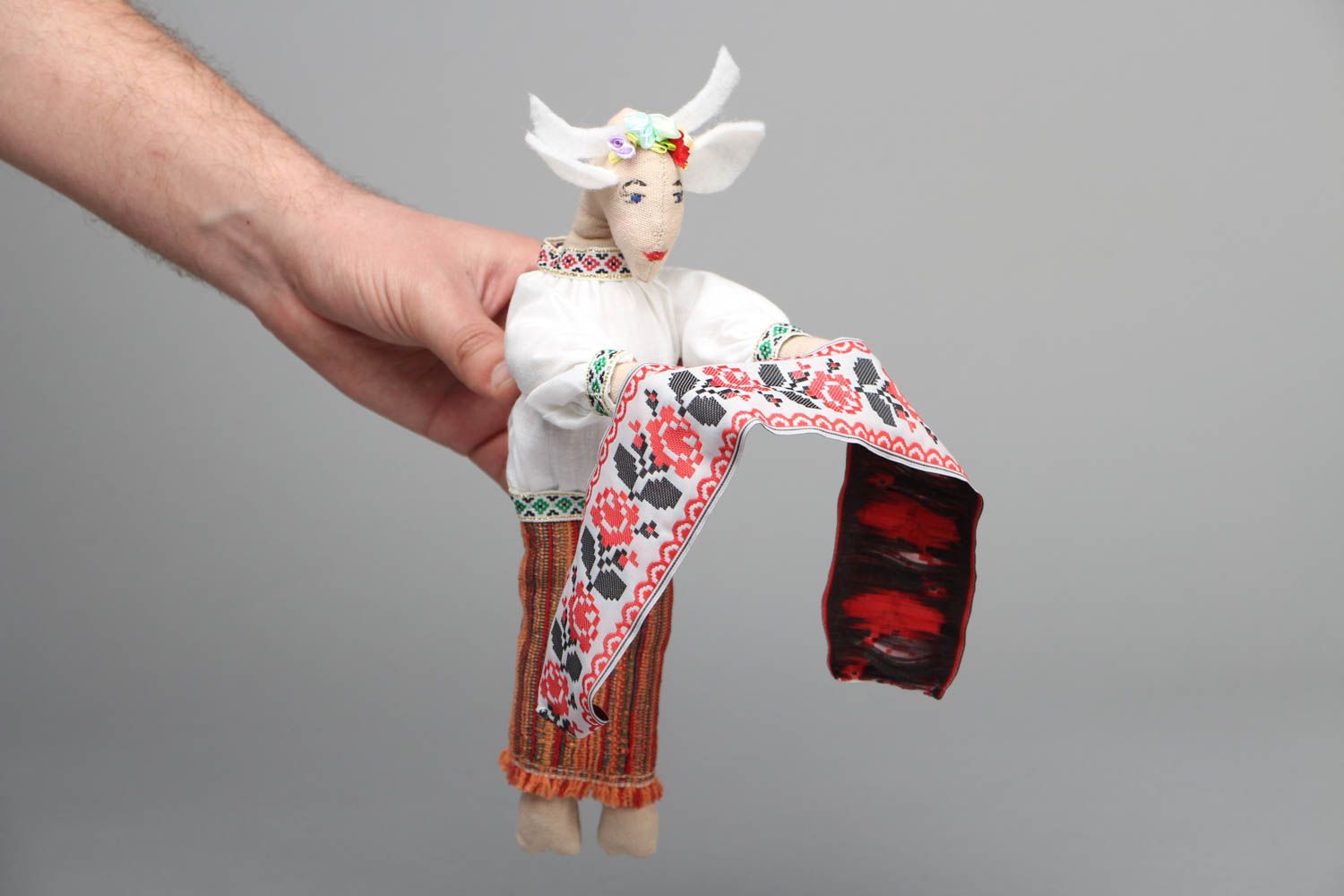 Poupée en coton Chèvre en costume traditionnel photo 4