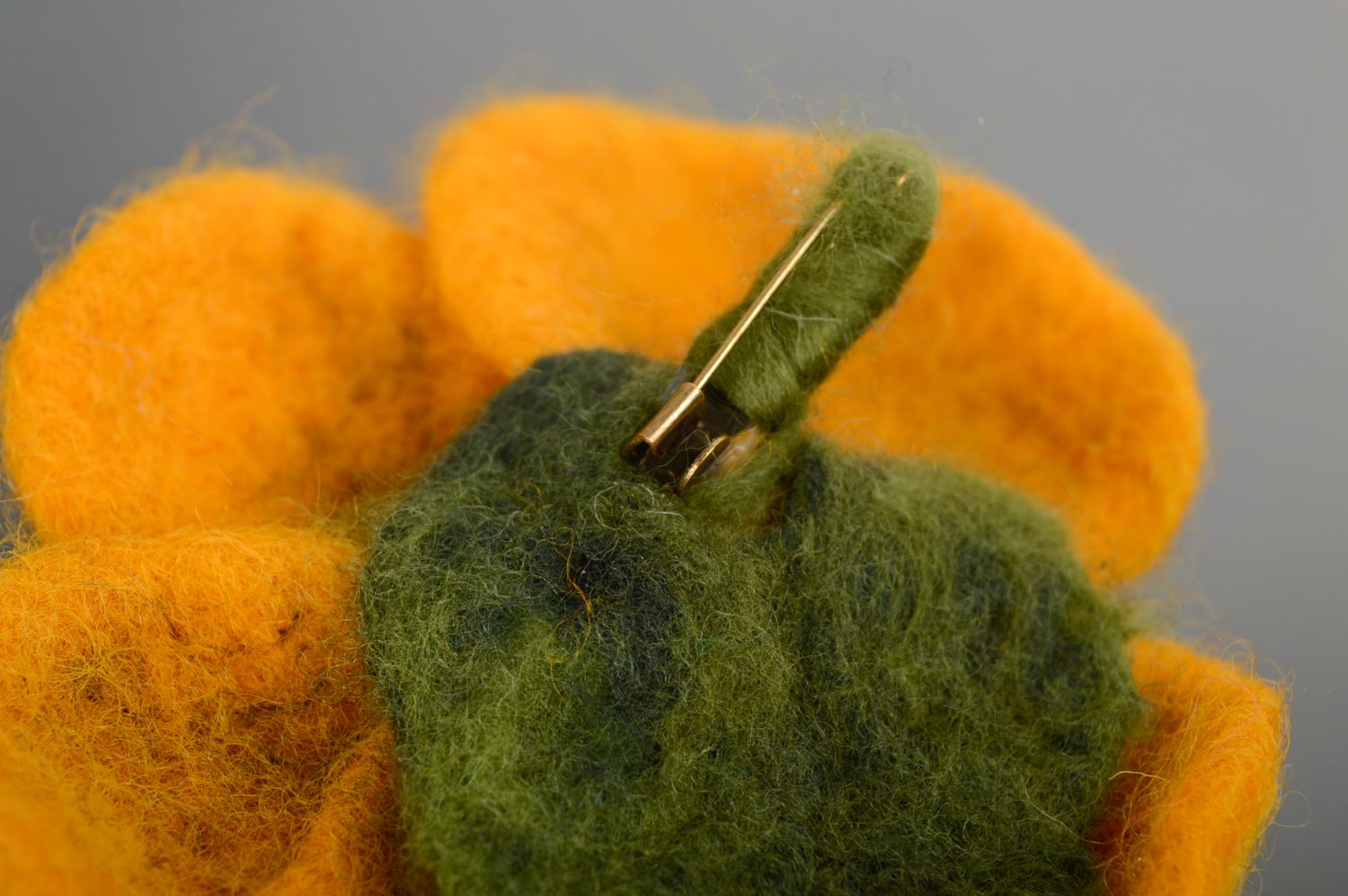 Broche en laine faite main technique de feutrage Fleur jaune photo 3