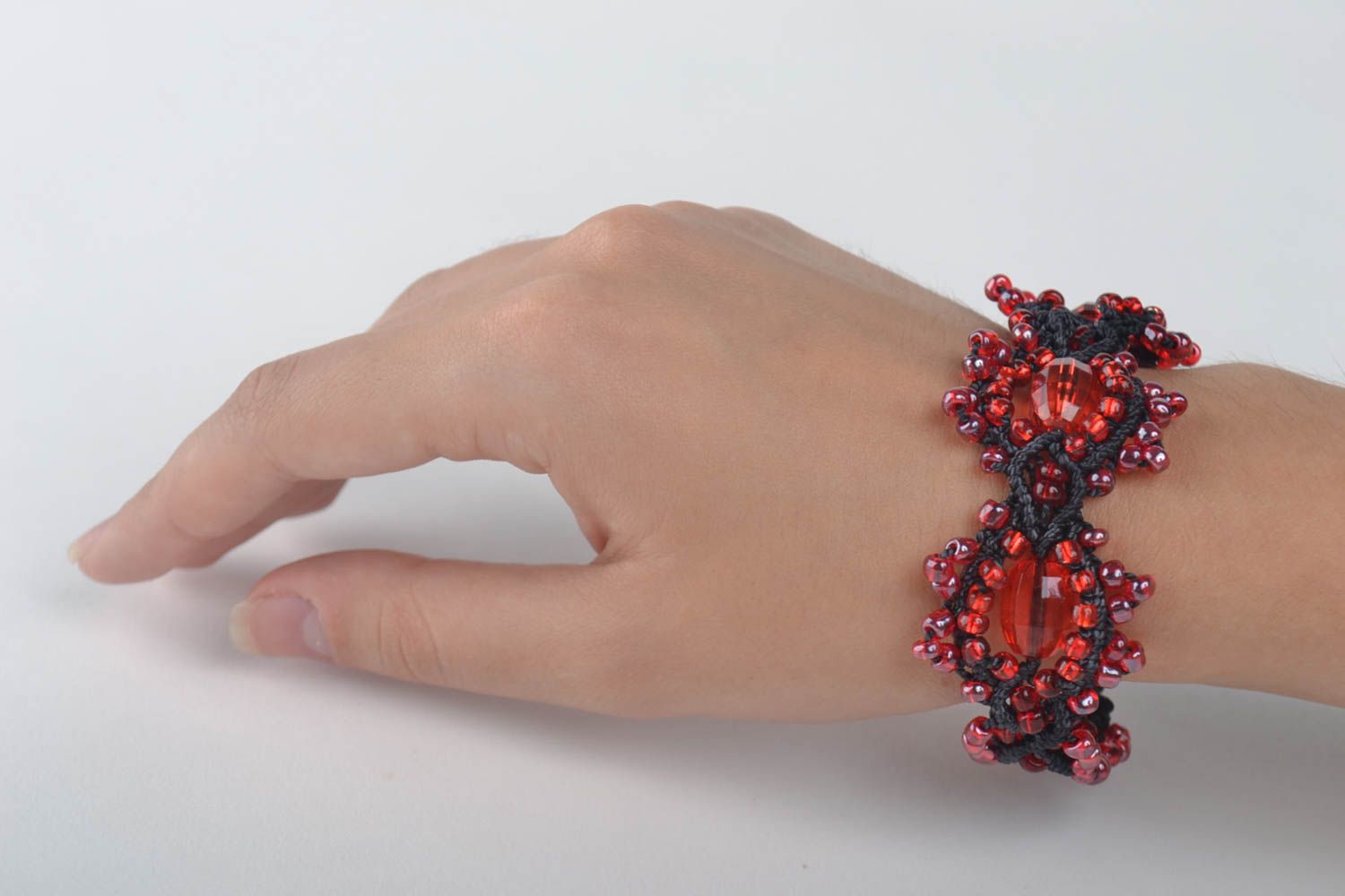Bracelet macramé Bijou fait main en perles fantaisie rouge-noir Cadeau femme photo 5