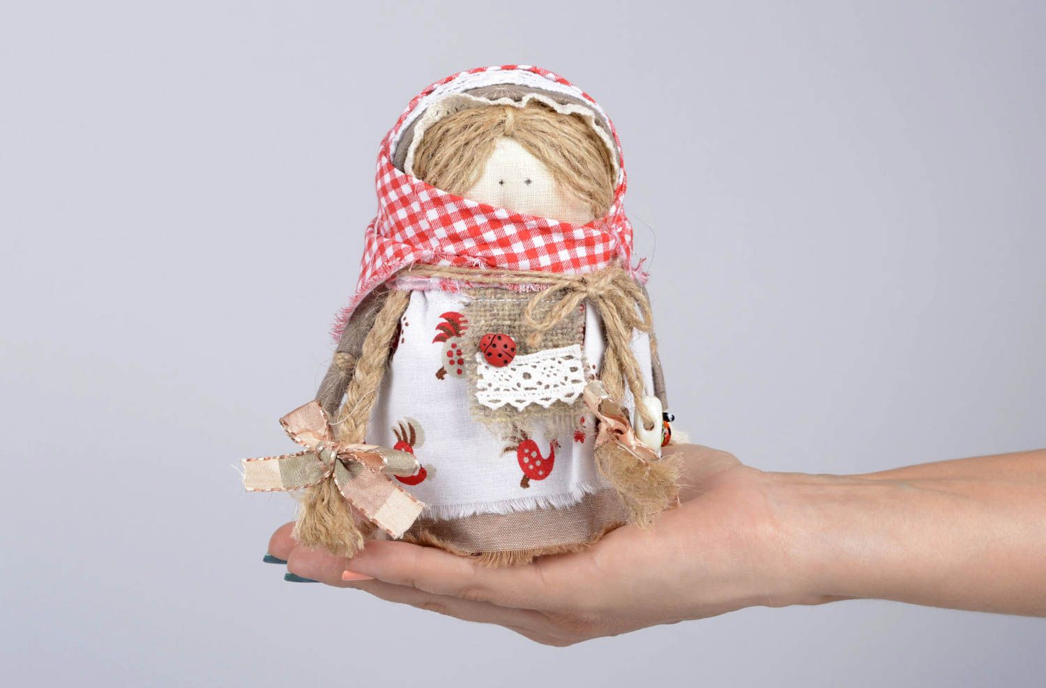 Muñeca de tela hecha a mano juguete tradicional con granos objeto de decoración  foto 1