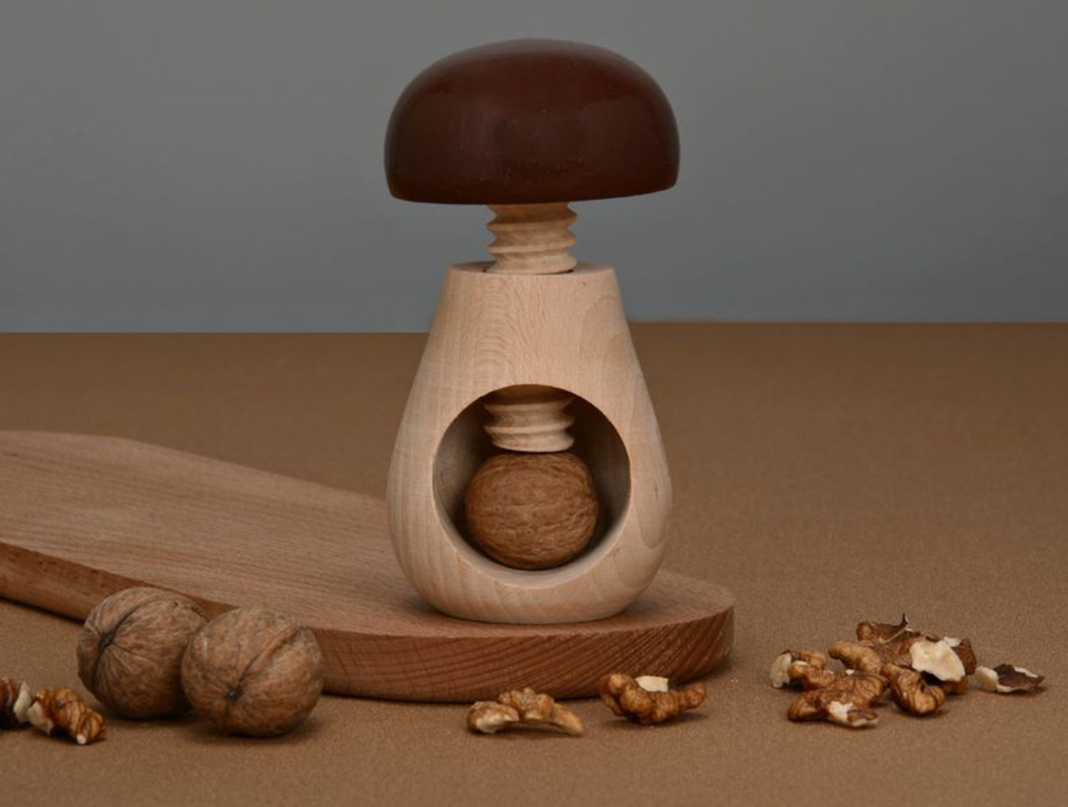 Casse noix design en bois fait main  photo 1