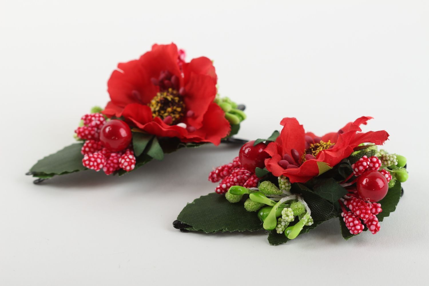 Бижутерия ручной работы заколка-цветок красная нарядная украшение для волос фото 3