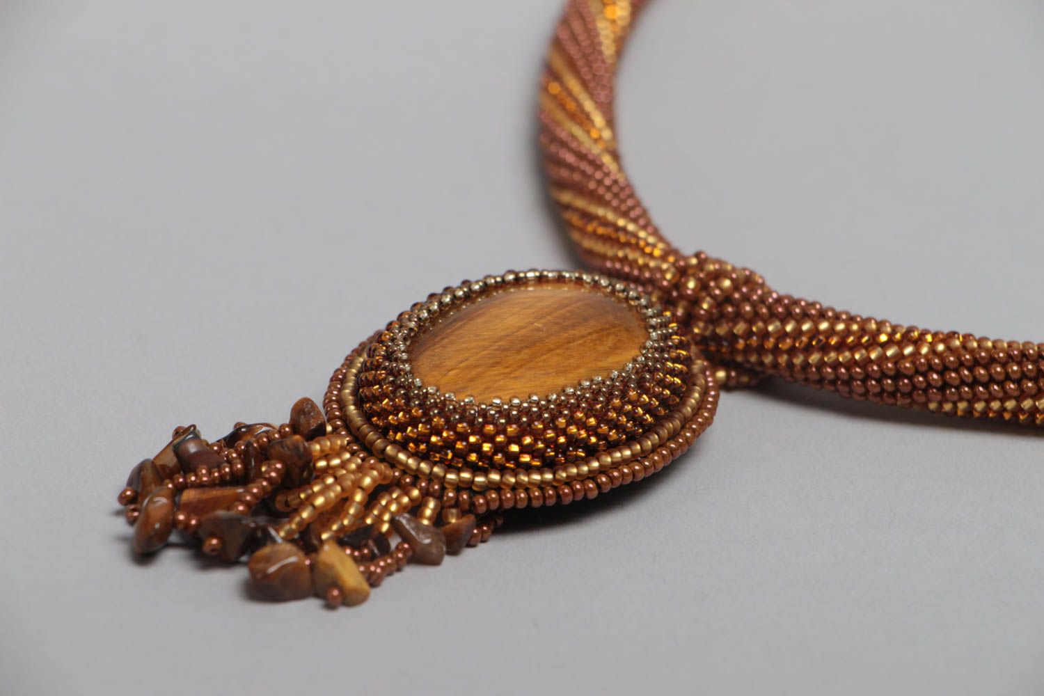 Ожерелье из бисера в виде жгута коричневое с кулоном с камнем ручная работа фото 3