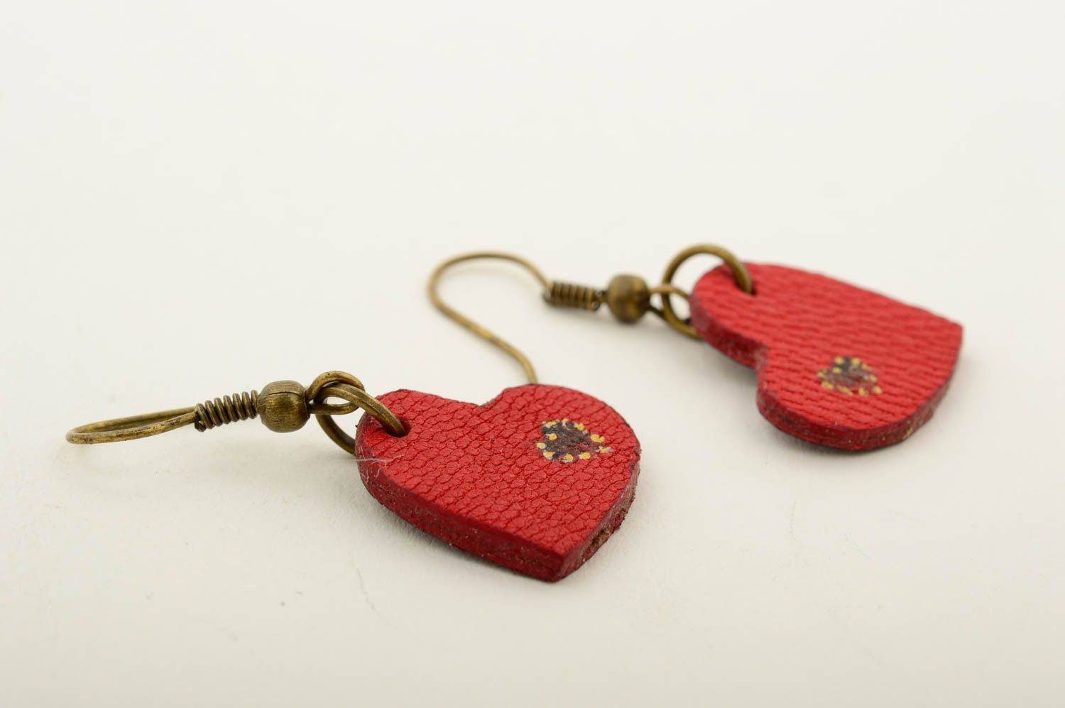 Boucles d'oreilles coeur rouge Bijou fait main en cuir pendantes Cadeau femme photo 4