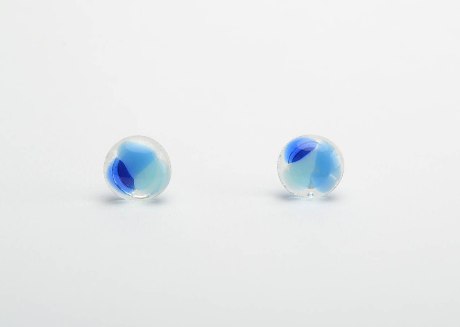 Petites boucles d'oreilles clous rondes bleues transparentes faites main photo 5