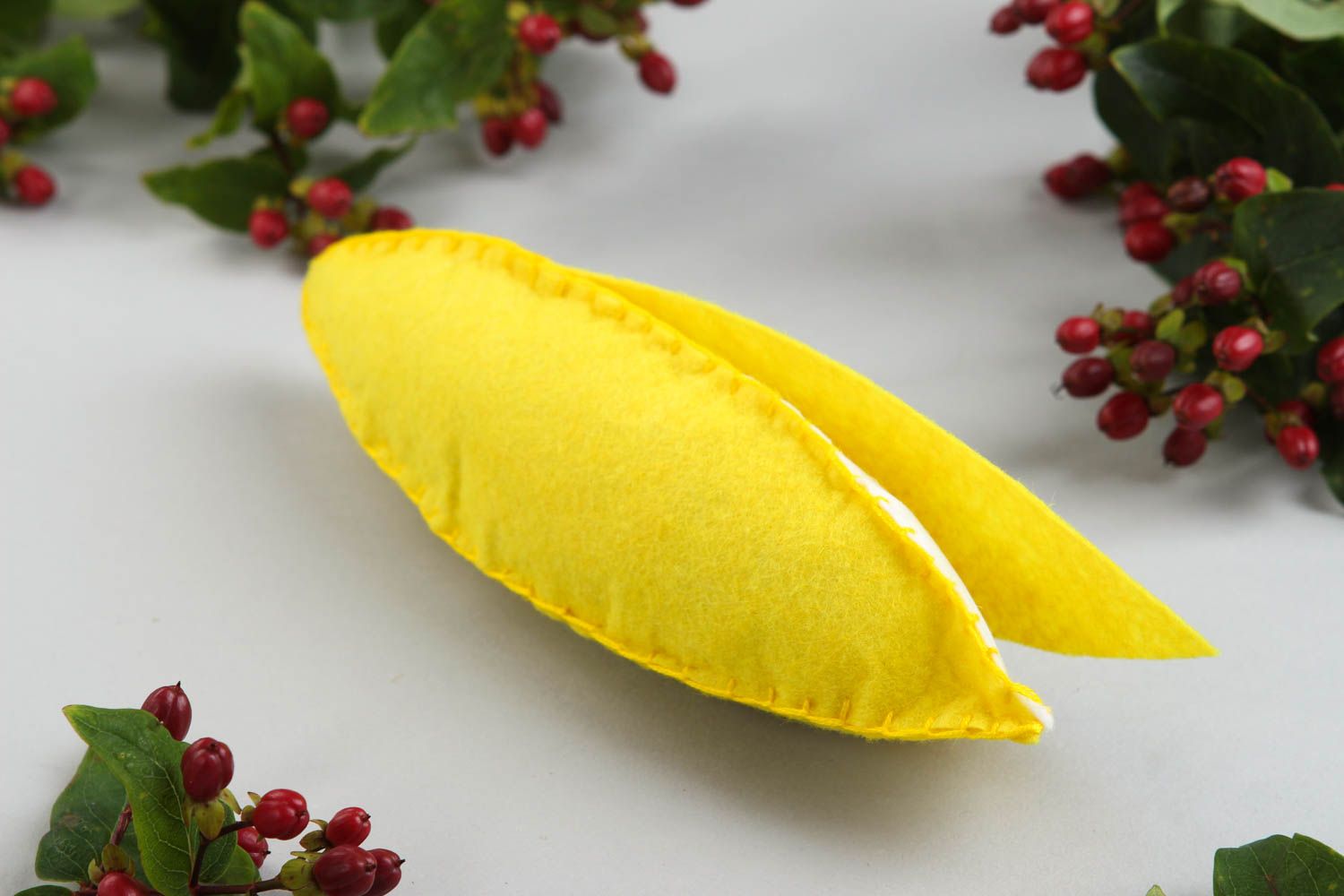 Peluche banane fait main Jouet feutrine jaune original Cadeau pour enfant photo 1
