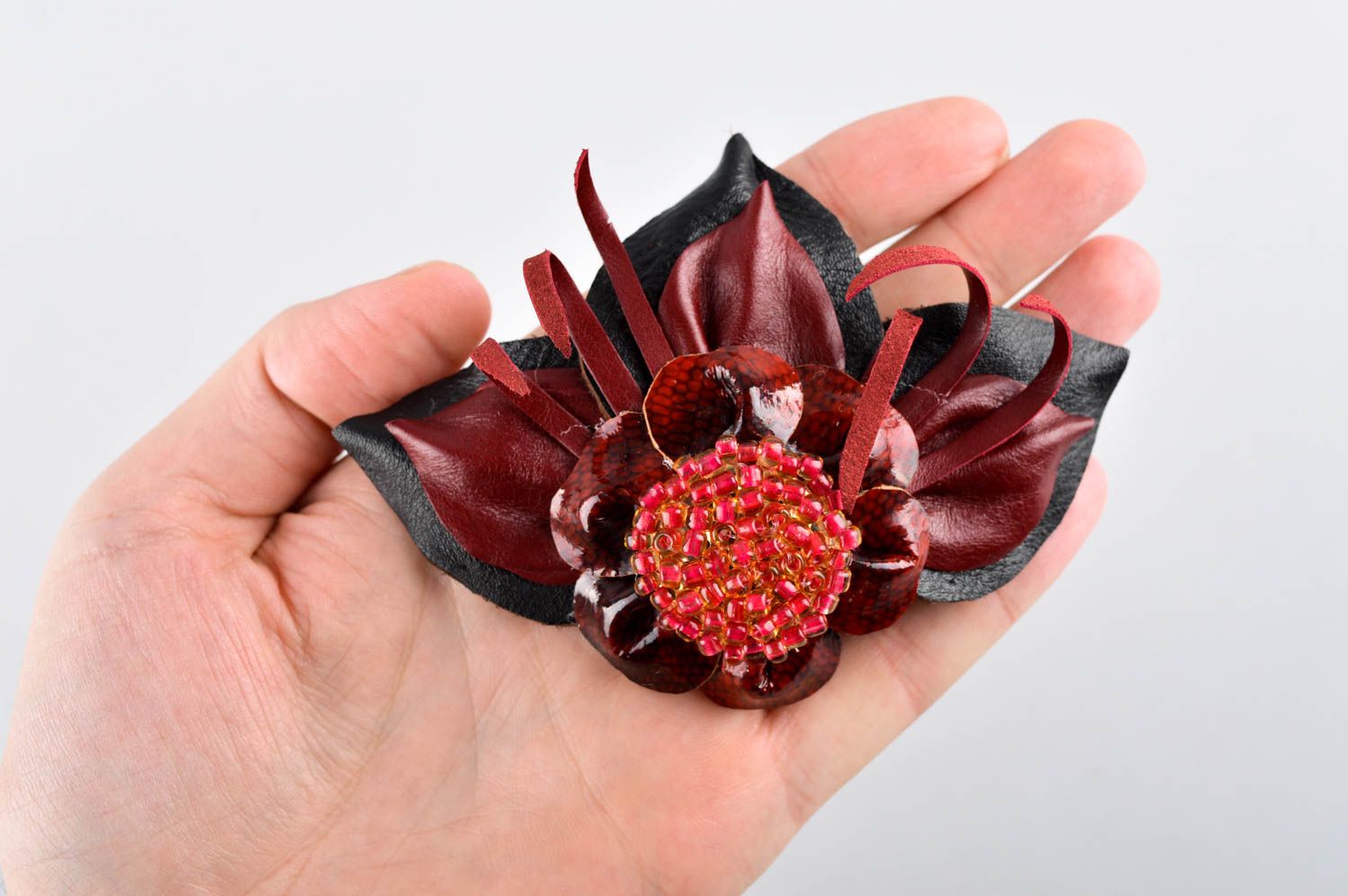 Broche fleur Bijou fantaisie fait main Accessoire en cuir pour femme bordeaux photo 5