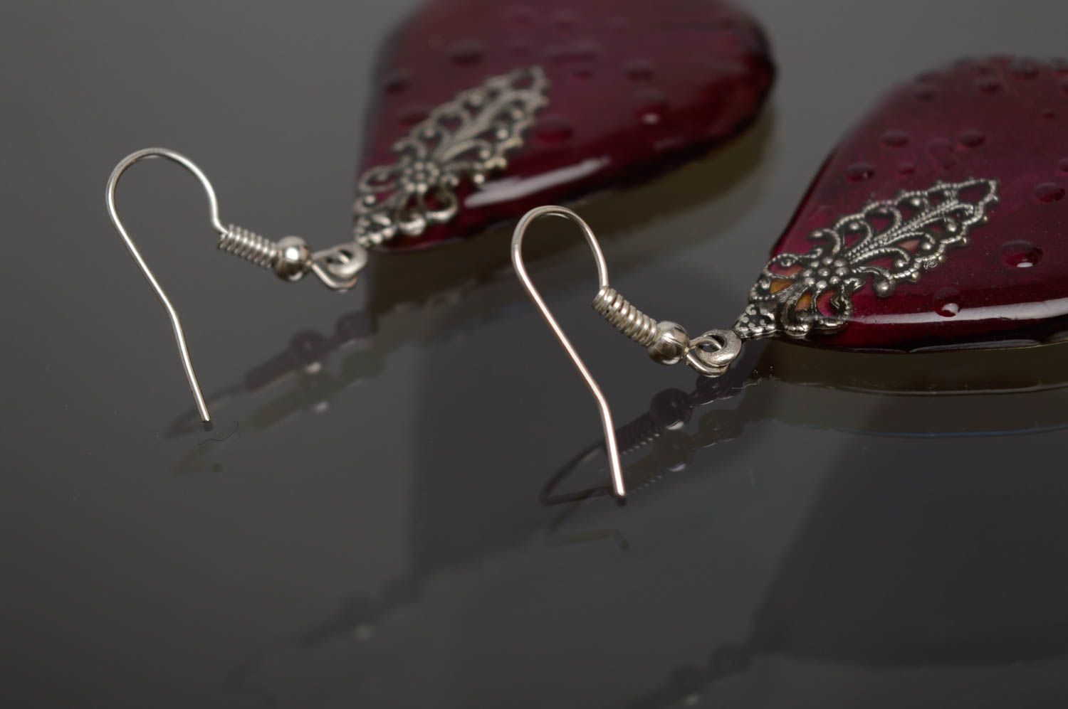 Boucles d'oreilles artisanales originales de résine époxy en pétales de rose photo 5