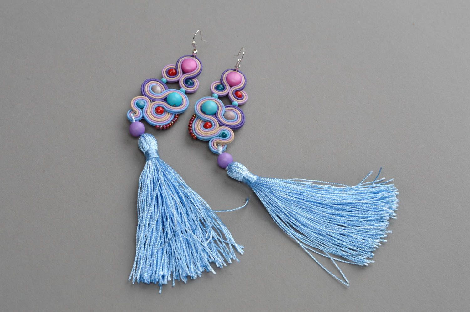 Boucles d'oreilles textiles longues multicolores avec pompons bleus faites main photo 2