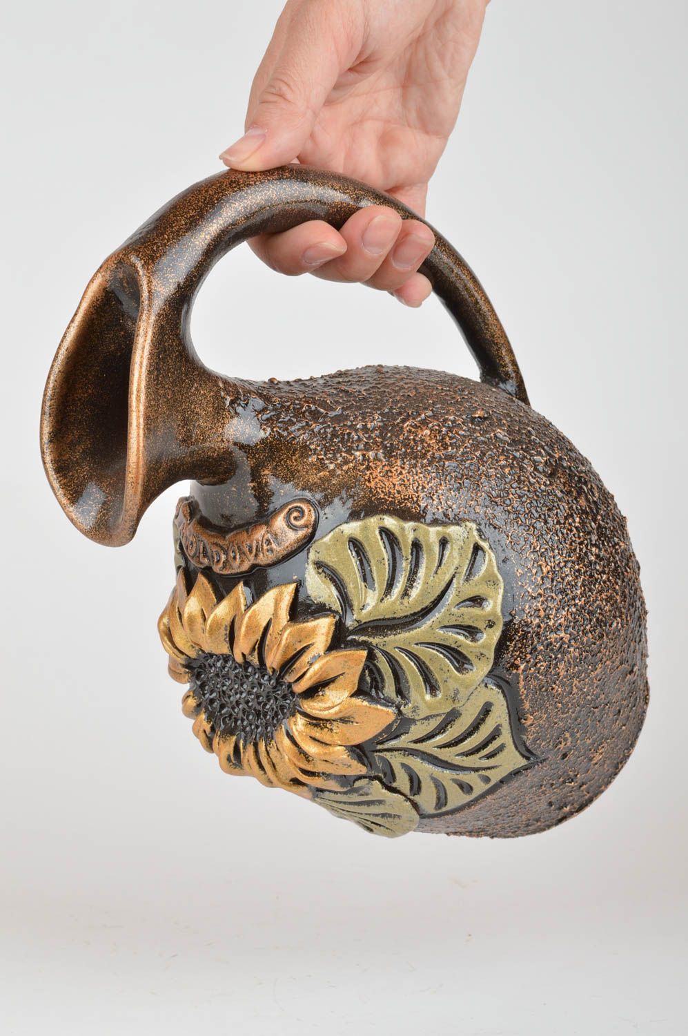 45 oz ceramic water jug with handle in a bronze color with sunflower molded décor 2,5 lb photo 2