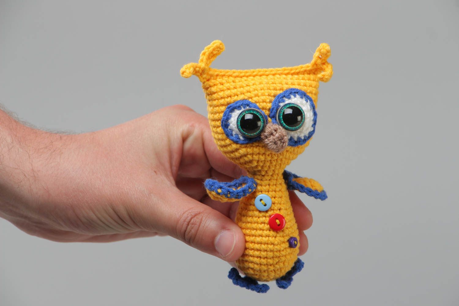 Jouet mou hibou tricoté au crochet en fils acryliques fait main jaune-bleu photo 5