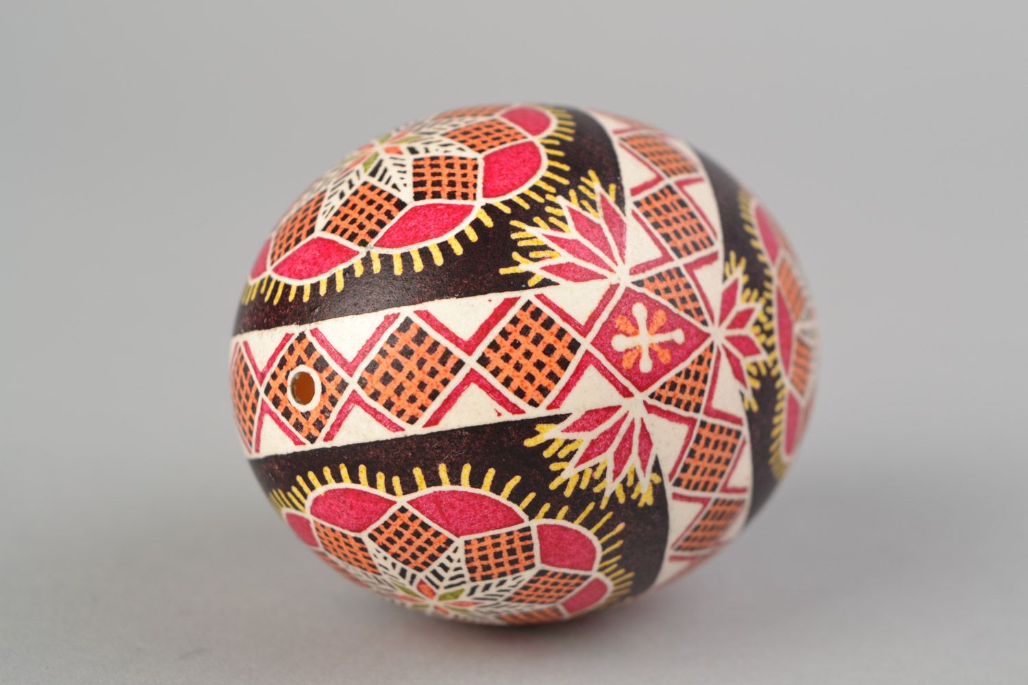 Huevo de Pascua pintado artesanal en técnica de cera Ornamento floral foto 4