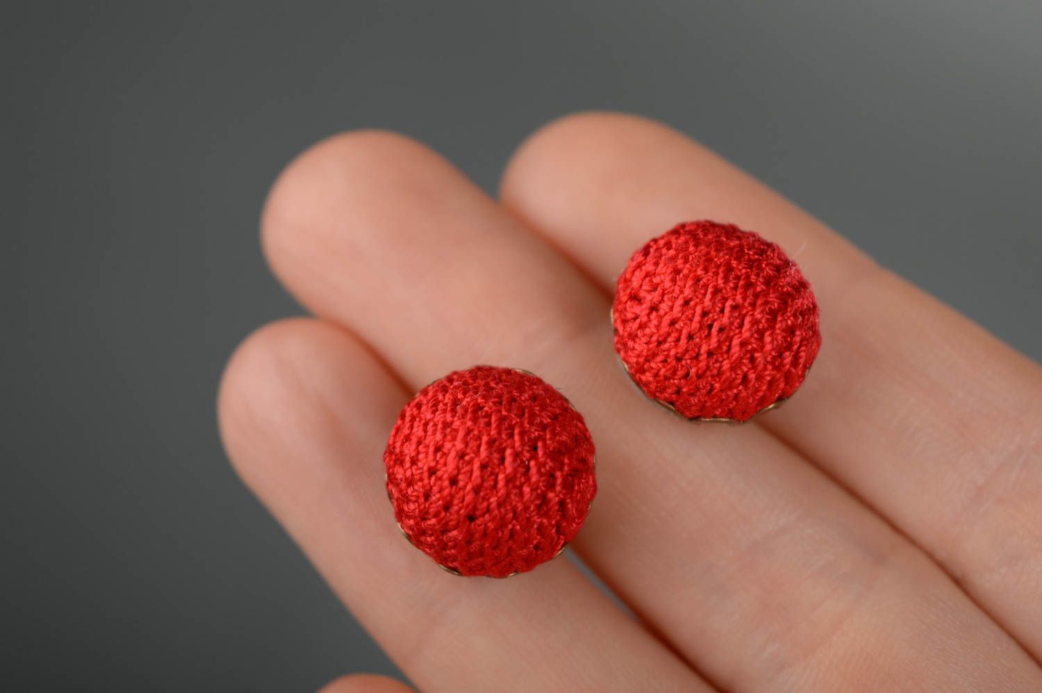 Boucles d'oreilles artisanales puces faites main accessoires tricotés rouges photo 3