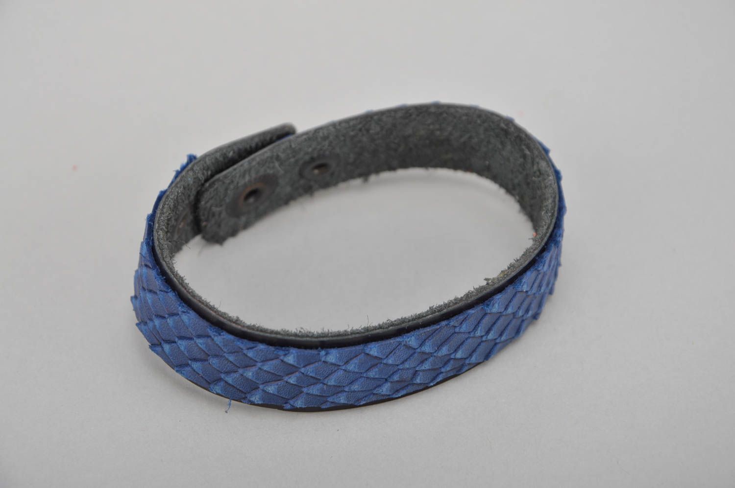 Handmade designer black and blue leather wrist bracelet styled of snakeskin photo 4