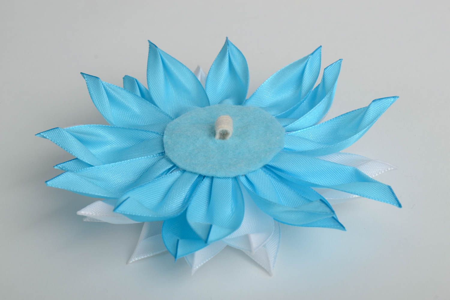 Belle fleur pour bijoux faite main en rubans de satin blanc bleu accessoire photo 3