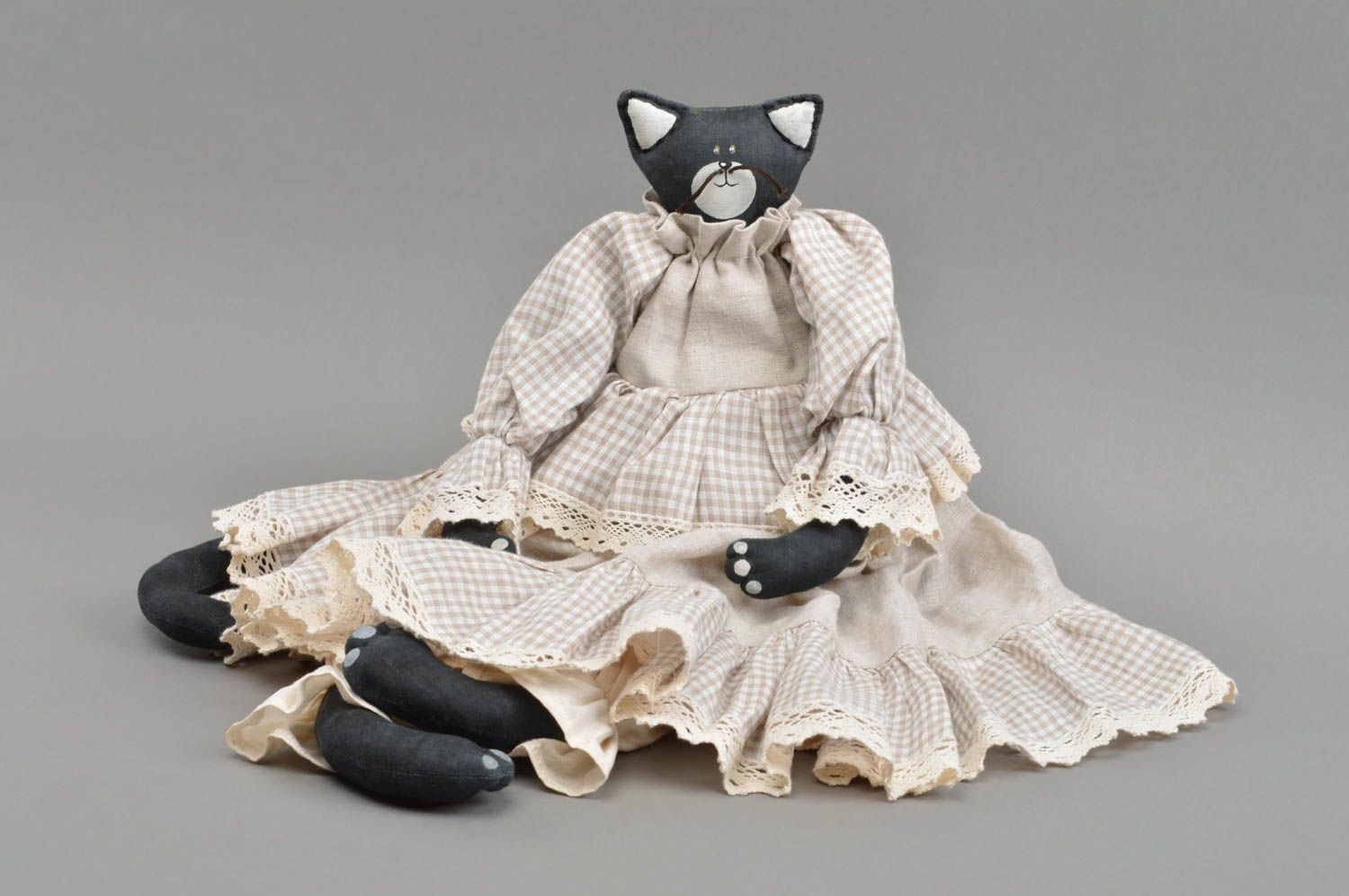 Peluche chat noir en robe beige belle originale faite main en lin et coton photo 3