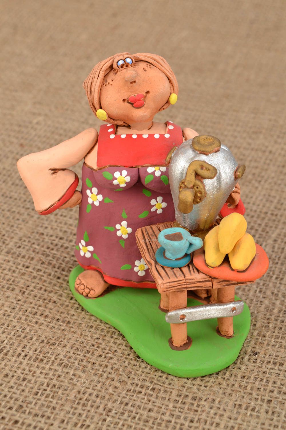 Miniatur Figurine aus Keramik Frau mit Samowar foto 1