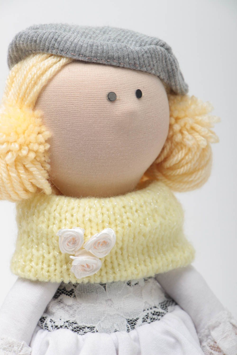 Красивая текстильная кукла для декора дома пошитая вручную из трикотажа и шерсти фото 3