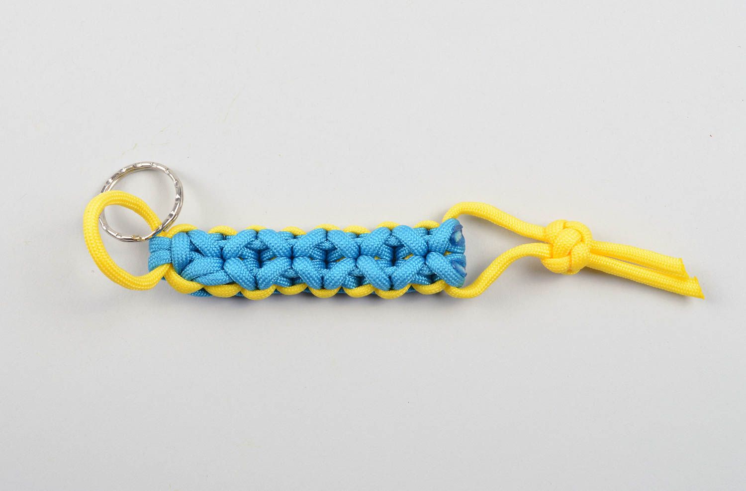 Брелок ручной работы авторский аксессуар брелок для ключей паракордовый голубой фото 4