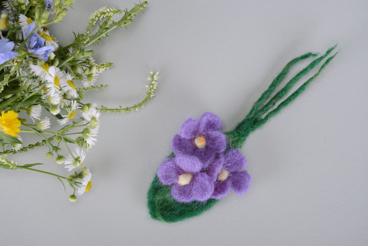 Broche originale en laine Fleurs violettes photo 1
