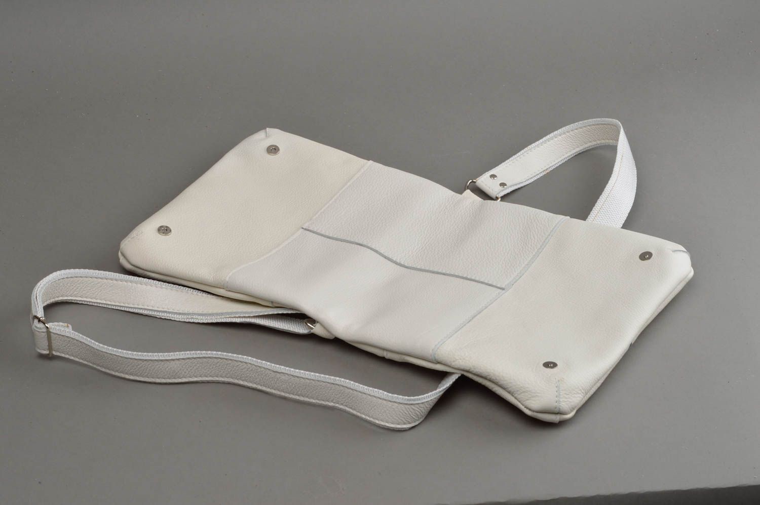 Удобная стильная белая сумка унисекс из натуральной кожи ручная работа фото 2