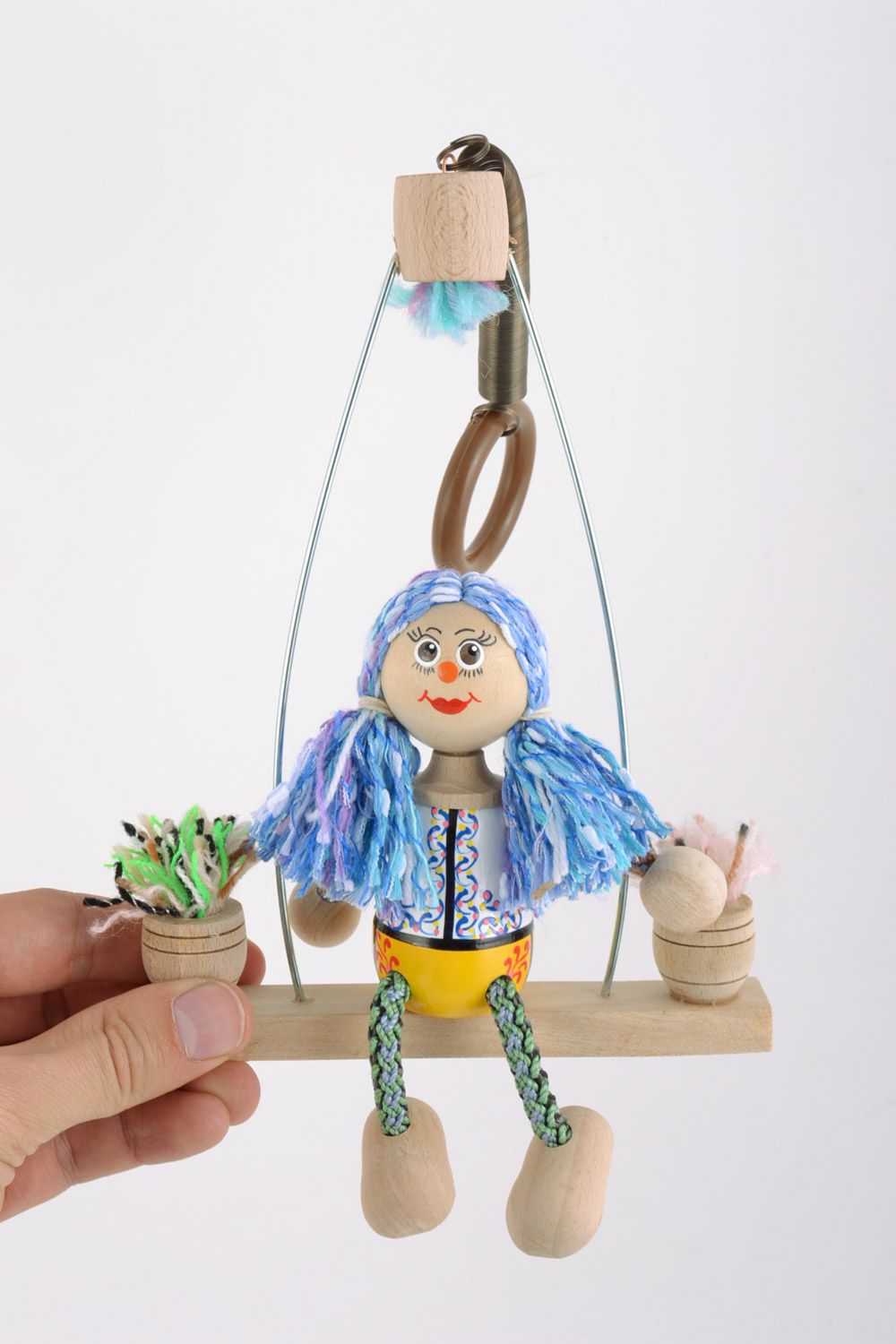 Juguete de madera ecológico hecho a mano muñeca en banco sospendido pintado  foto 5