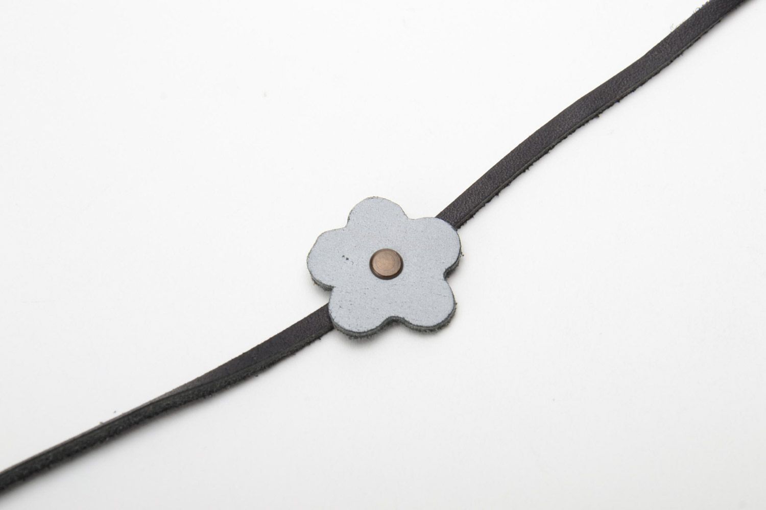 Bracelet en cuir naturel noir avec fleur blanche fait main fin pour femme photo 4