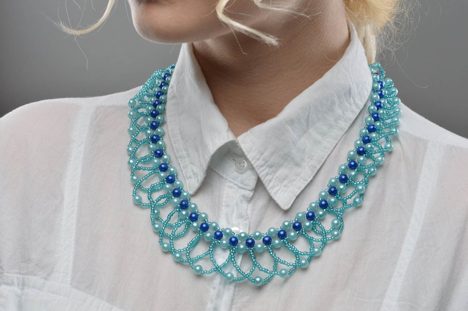 Blaues geflochtenes Collier aus Glasperlen mit Perlen mehrreihig handgeschaffen foto 5