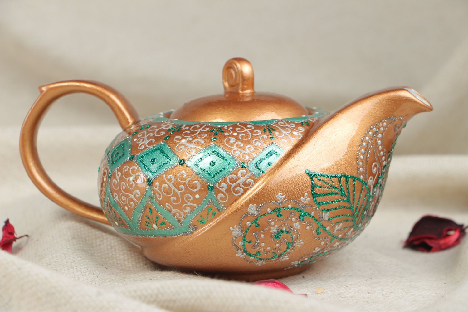 Керамический чайник расписанный акриловыми красками золотистый для заваривания фото 5