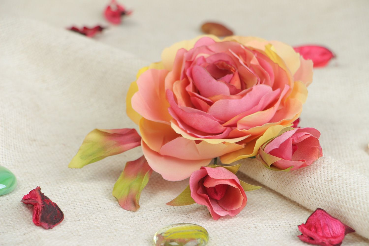 Handgemachte Brosche aus Seide Rose mit Rosenknospen für Frauenbluse foto 5