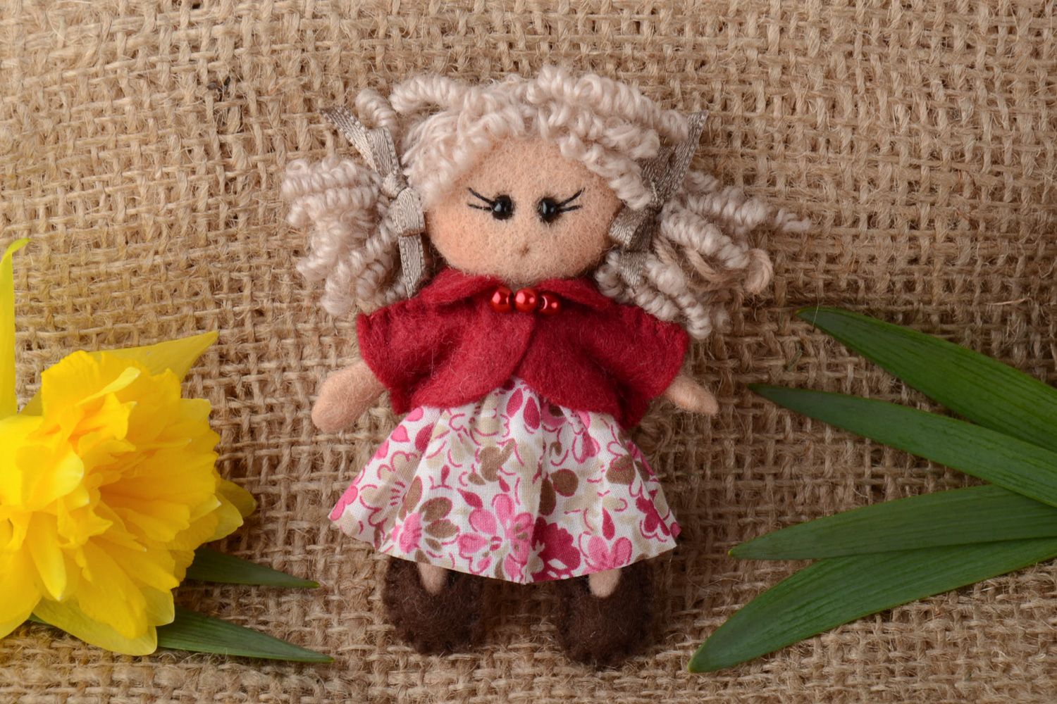 Schöne originelle Brosche aus Wolle in Trockenfilzen Technik Puppe foto 1