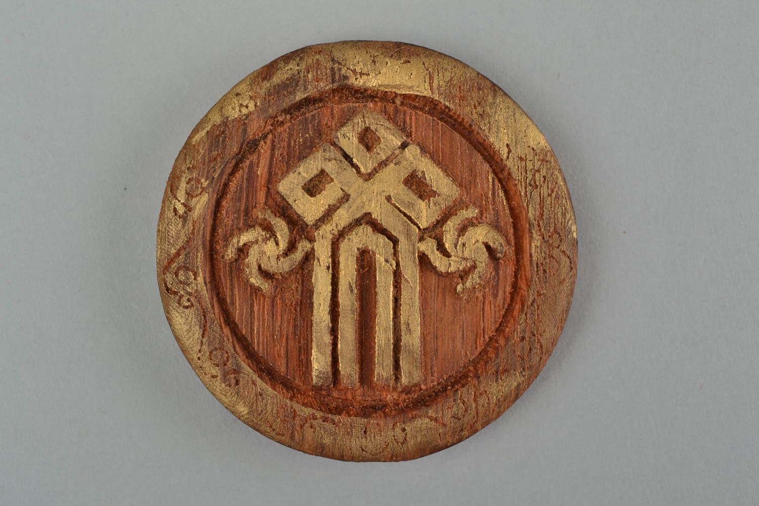 Petit talisman en bois d'acacia avec symbole slave Tchour fait main rond photo 3
