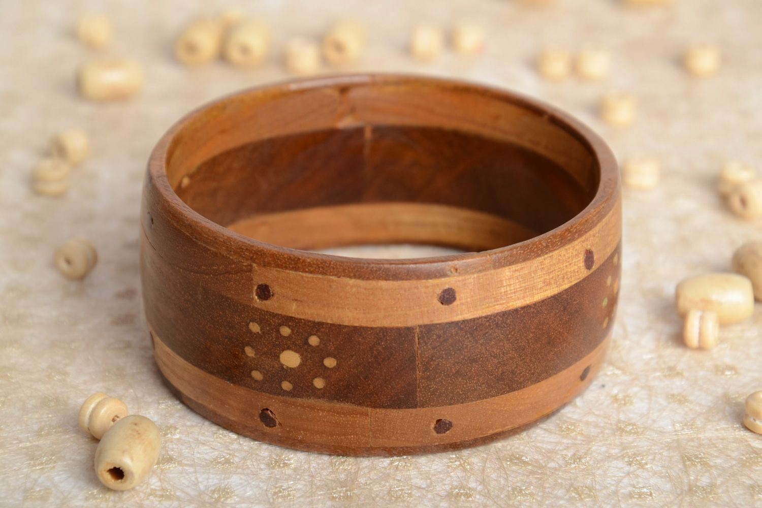 Large bracelet jonc en bois fait main style ethnique technique d'intarsia photo 2