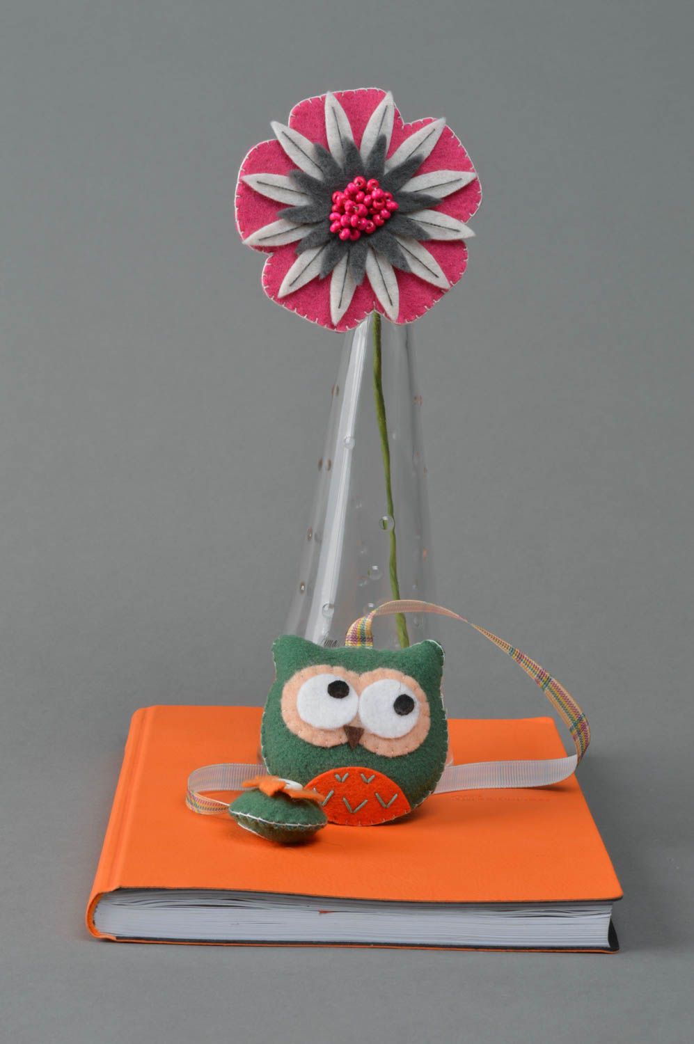 Зеленая игрушка-закладка для книг сова из фетра ручной работы оригинальная красивая фото 1