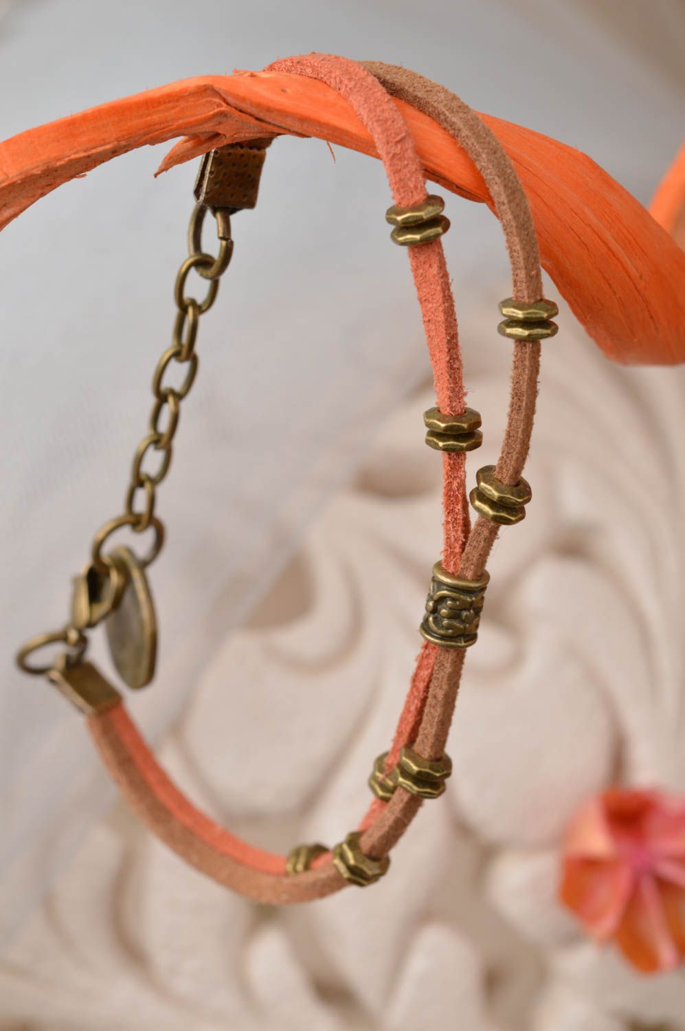 Bracelet en cordons de daim fait main avec éléments en métal marron original photo 1