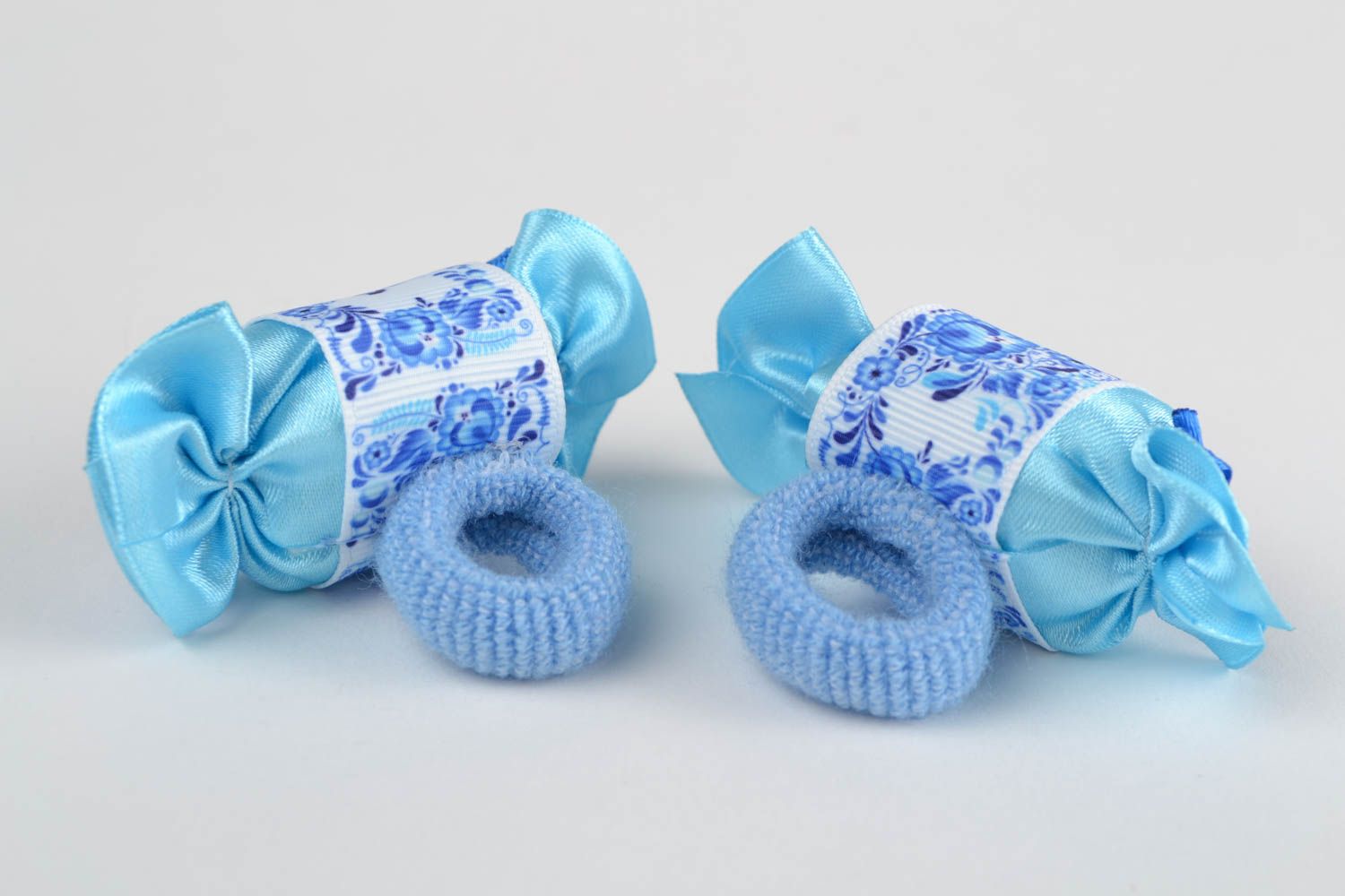 Conjunto de dos coleteros de pelo azules artesanales con forma de bombones foto 4