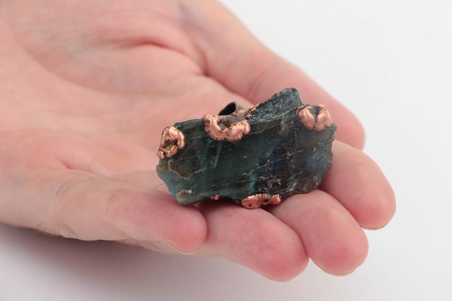 Handmade Ring aus Metall mit Naturstein Labradorit stilvoll ungewöhnlich schön foto 5