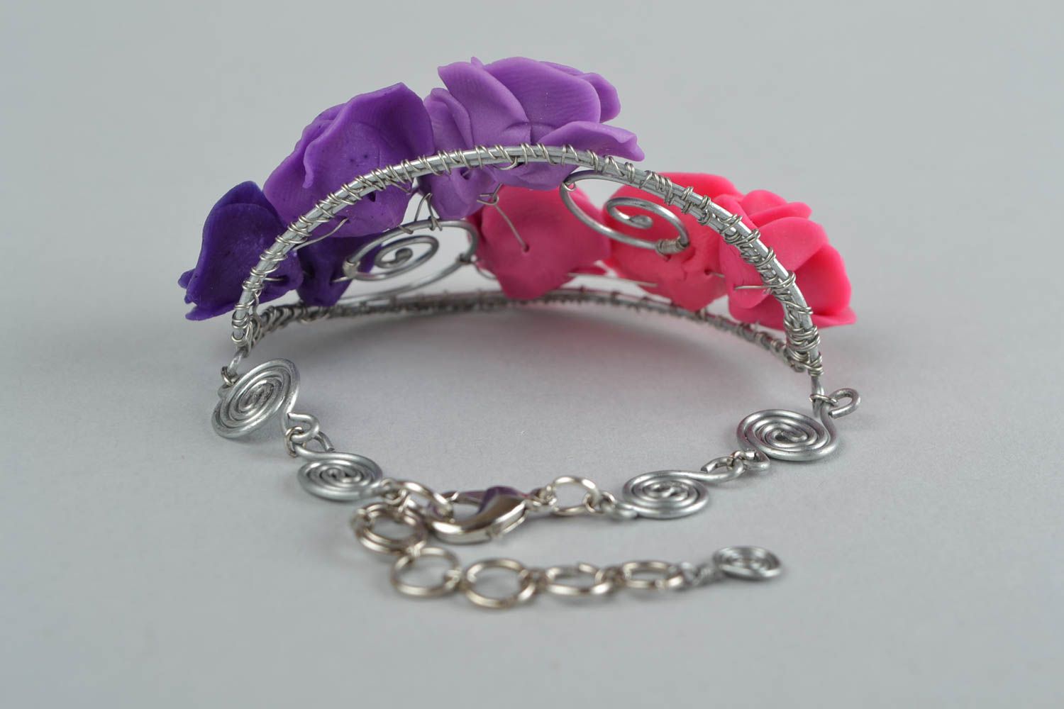 Violet and pink roses cuff bracelet with a metal string base photo 6