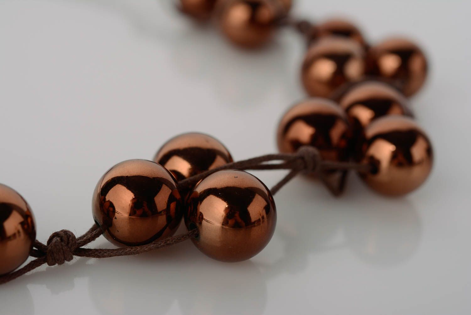 Колье из бусин и шнура коричневое стильное необычное на завязках ручная работа фото 3