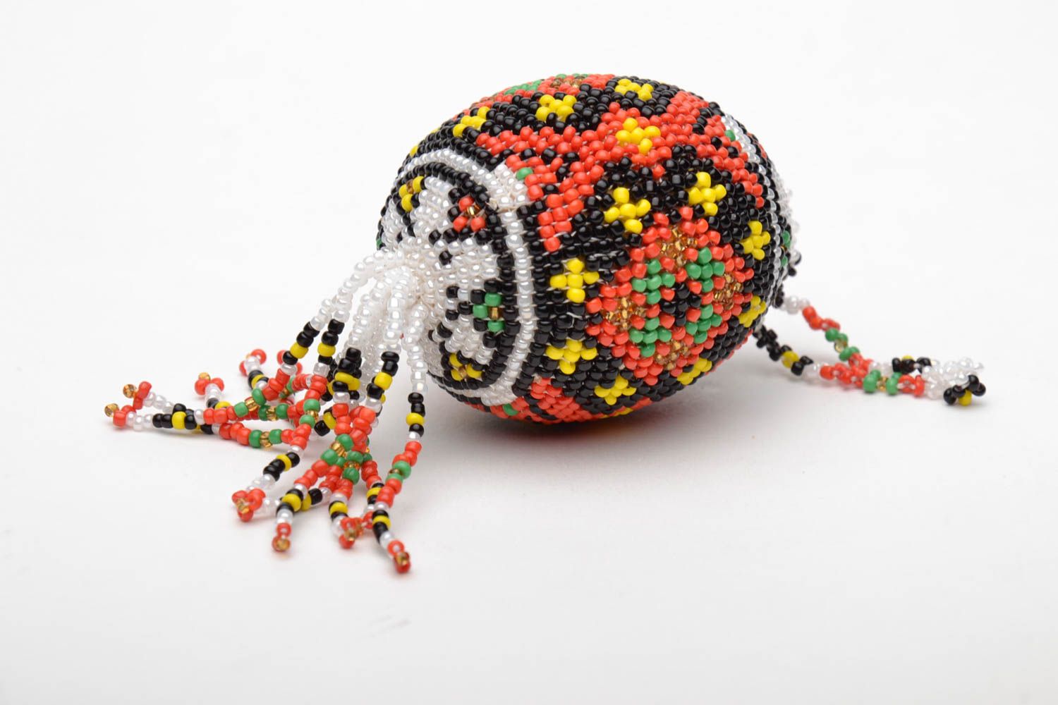 Декоративная подвеска в виде деревянного яйца оплетенного бисером фото 3