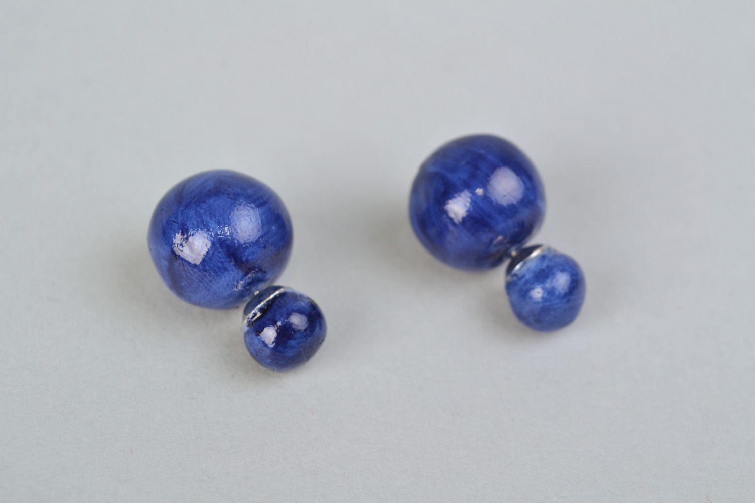 Boucles d'oreilles puces double perle bleues en pâte polymère faites main photo 4
