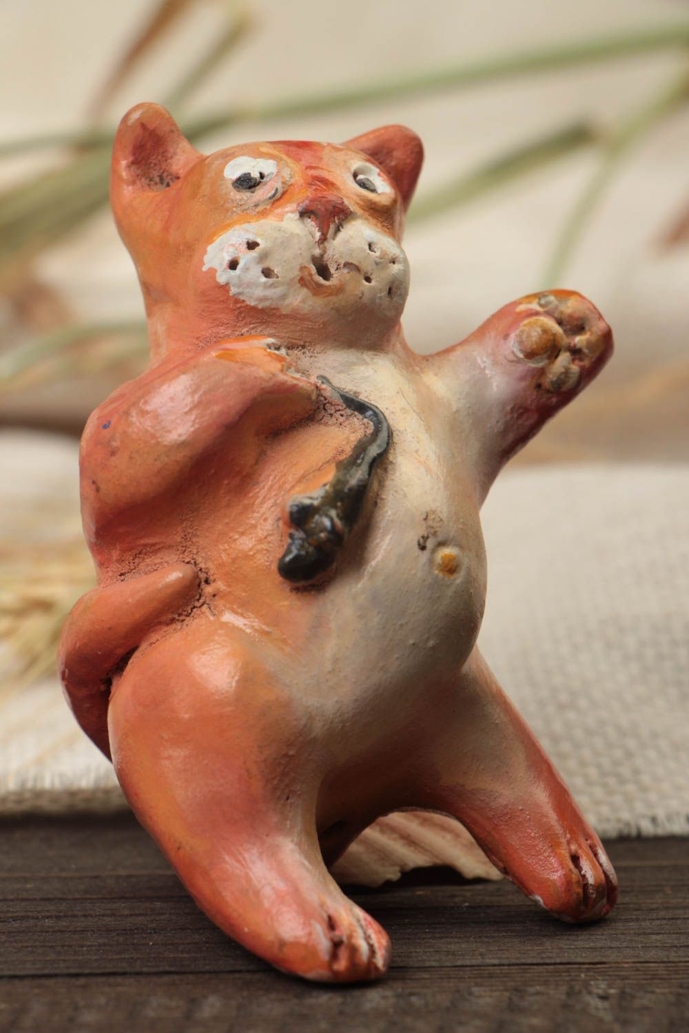 Kleine schöne handgemachte keramische Statuette Katze aus Ton für Interieur foto 1