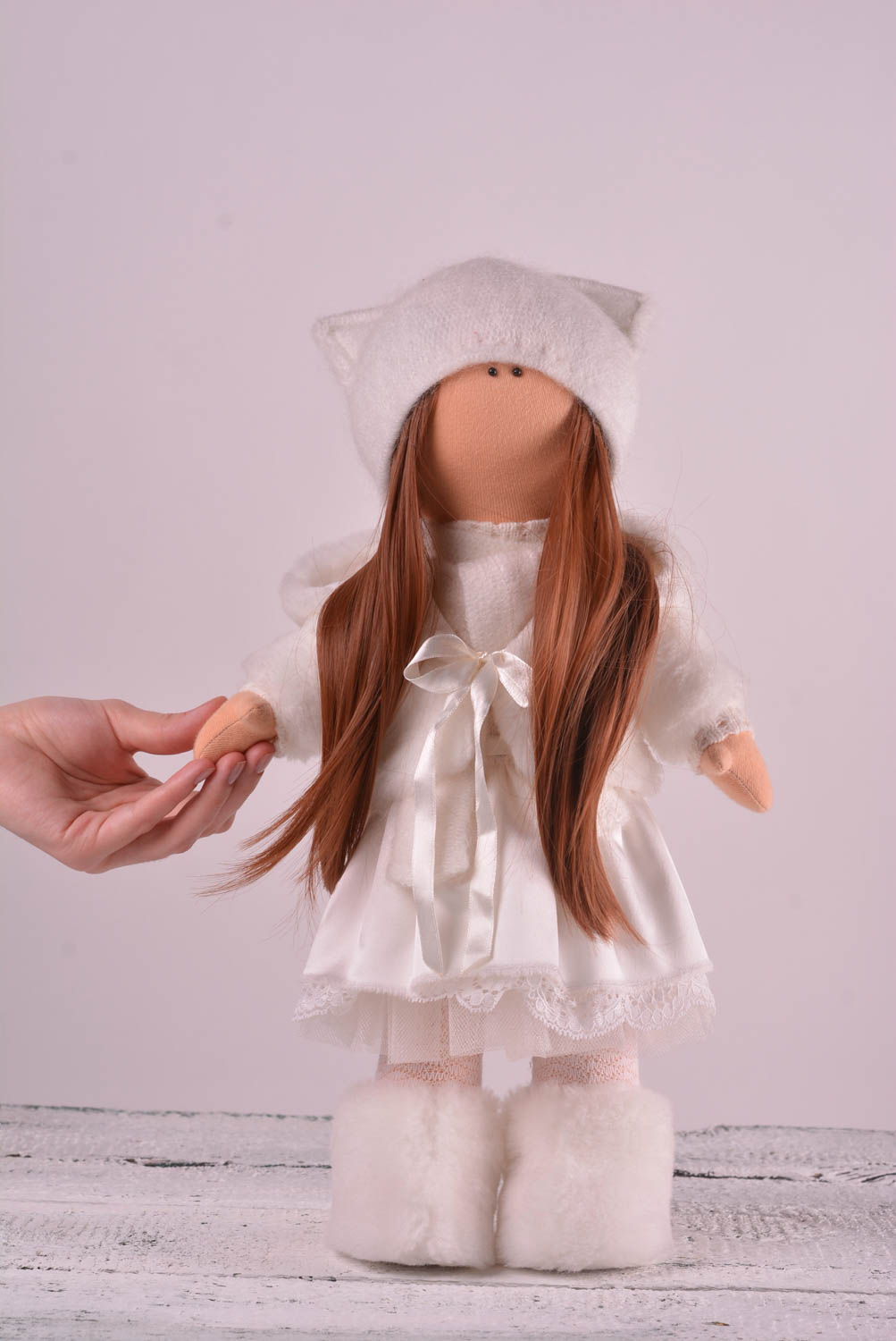 Кукла ручной работы кукла из ткани мягкая кукла в белом нарядном платье фото 2