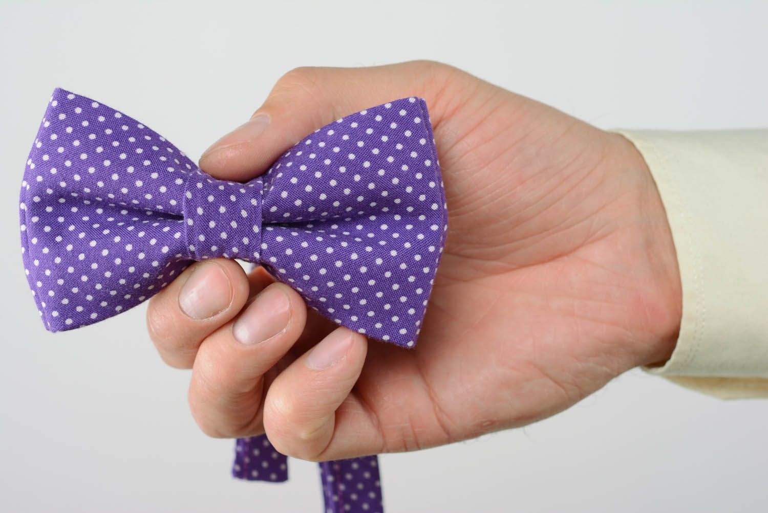 Фиолетовый галстук-бабочка в белую точку фото 5